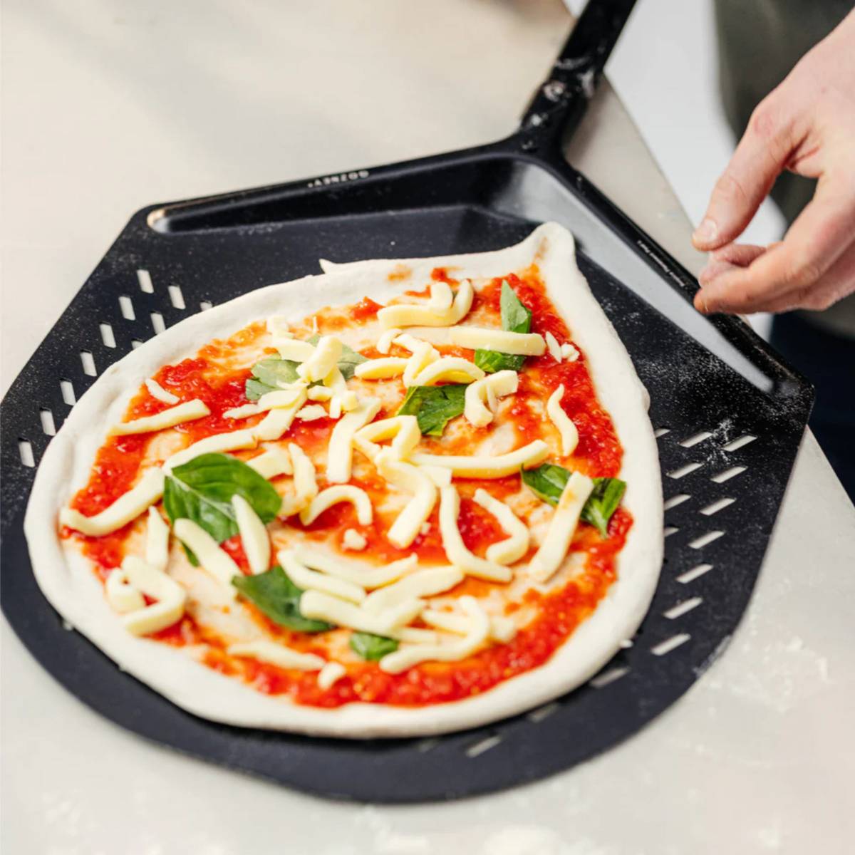 Gozney Balance Pizza-Heber schwarz